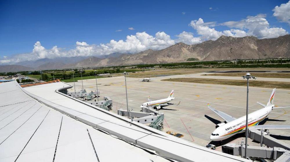 Lhasa Gonggar Airport. Sie fliegen nach Lhasa und werden von unserem tibetischen Mitarbeiter vom Flughafen abgeholt und zum Hotel in der Innenstadt von Lhasa begleitet.