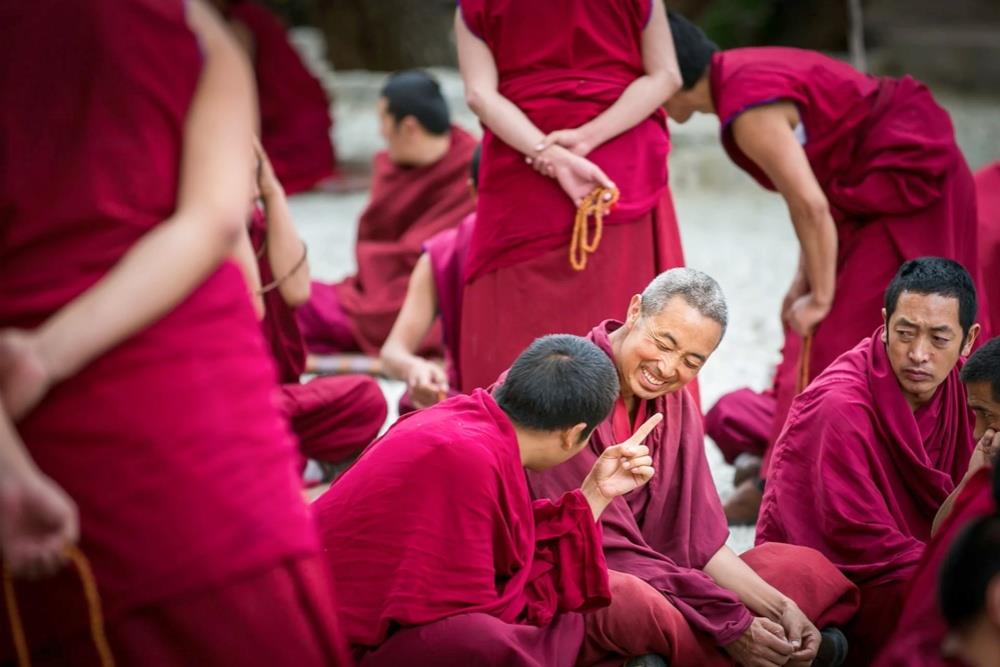 Im Sera Kloster debattieren täglich Mönche, mit diesem eindrucksvollen wie lautstarken Ritual fragen die Mönche sich gegenseitig das gelernte Wissen vom tibetischen Buddhismus ab. 