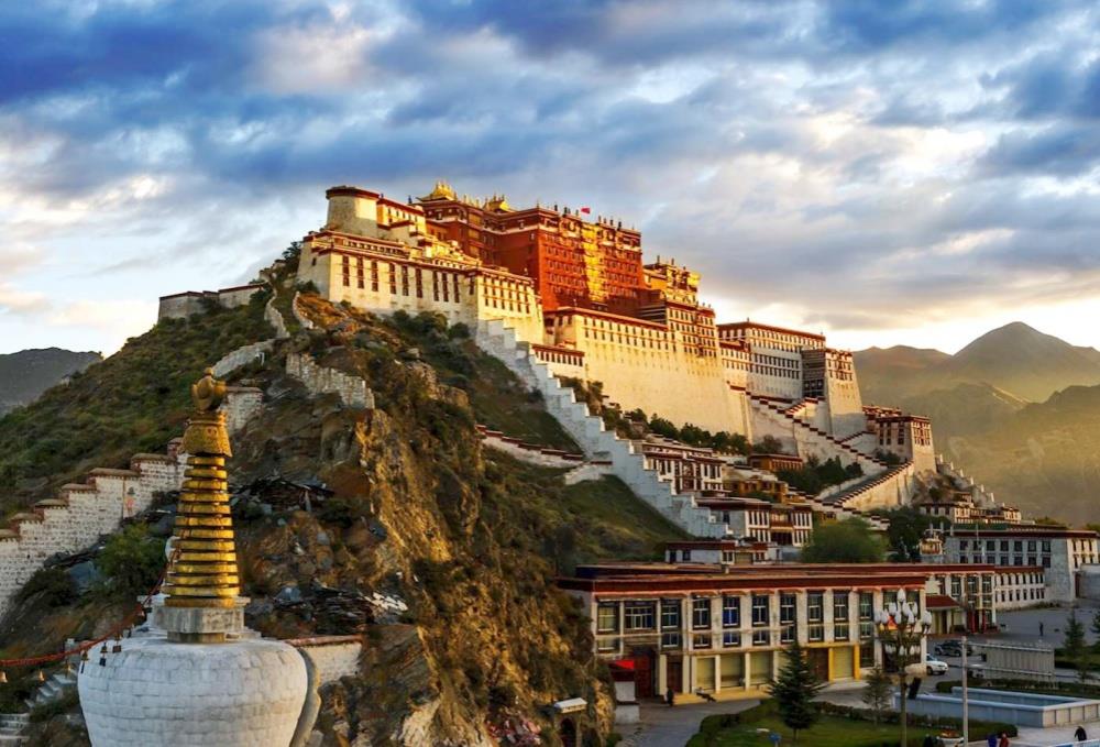 Der Potala Palast, das größte Architekturwunder der Welt uind das Wahrzeichen der Stadt Lhasa.