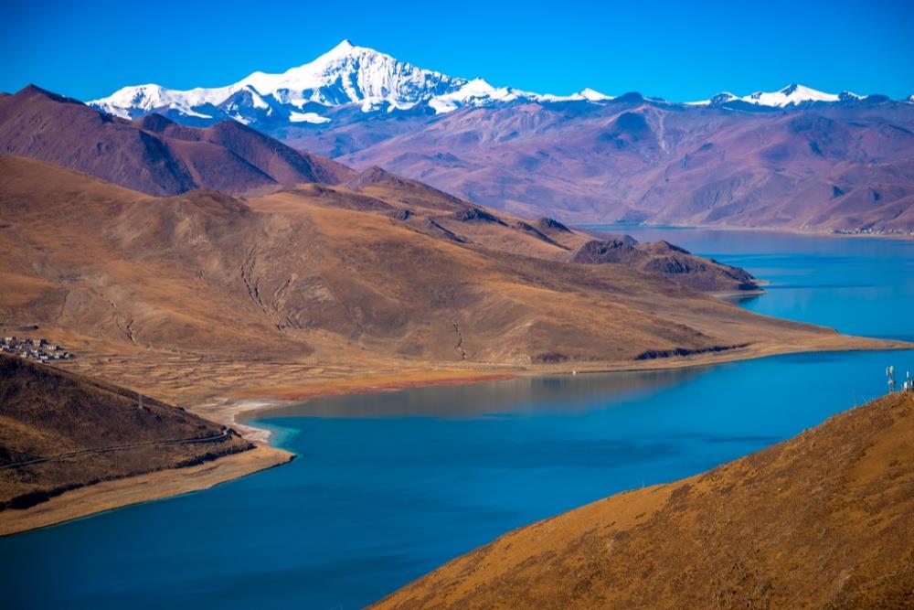 Der in malerischer Landschaft eingebettete Yamdrok-See (4.440 m), einer der vier heiligen See von Tibet.