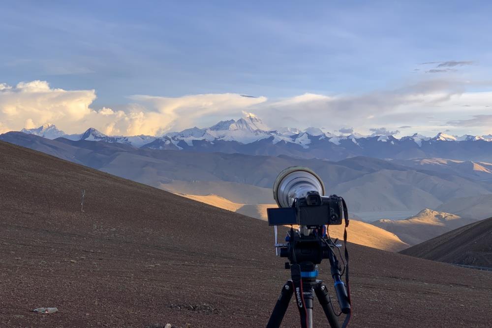 Vom Gawula Pass können Sie beim guten Wetter den atemberaubenden Blick auf fünf 8000 m höhe Berge genießen, den Mount Makalu (8463m), den Mount Lhotse (8.516 m), den Mount Everest (8.848 m), den Mount Cho Oyu (8.201 m) und den Mount Shishapangma (8027m).