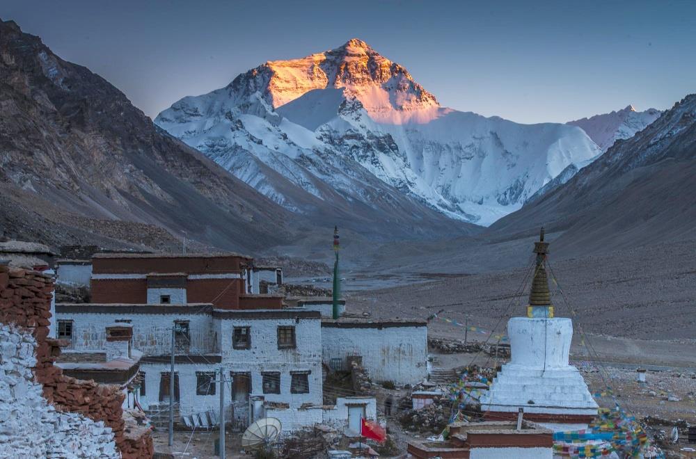 Das Rongbuk Kloster, der höchstgelegene Kloster der Welt und der Mount Everest.