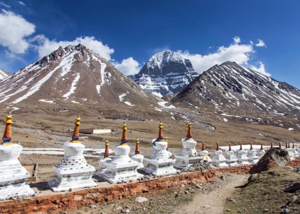 Entlang des älteste, sowie physisch und psychisch forderndsten Pilgerpfade der Welt umrunden Sie den heiligen Kailash. Am Dirapunk Kloster werden Sie übernachten und die Nordwand vom Kailash in Ruhe beobachten.