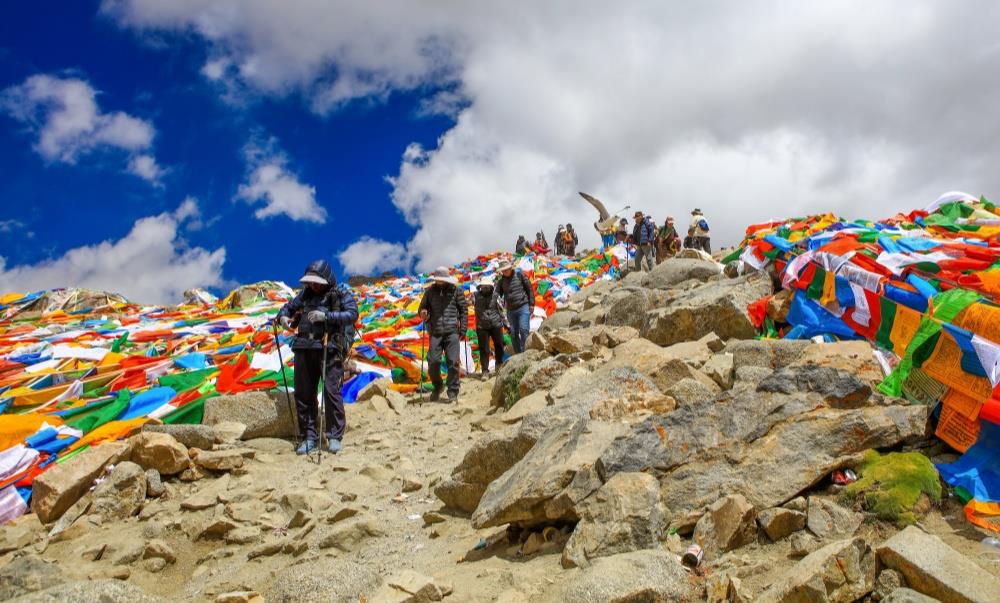 Sie trekken heute 3 bis 4 Stunden bis zum Pass Dölma La (5.600 m), dem höchsten Punkt und der heiligsten Stelle des gesamten Pilgerpfades. Übernachtung am Dzultripuk Kloster.