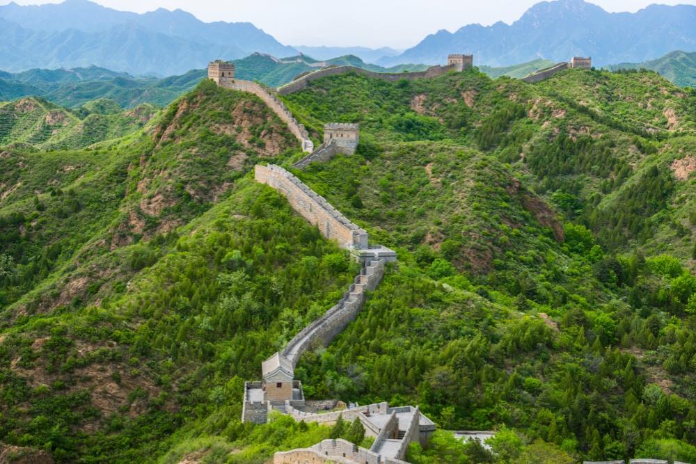 Die Chinesische Mauer beim Mutianyu Pass, die im Lauf der Zeit zu einem Sinnbild Chinas geworden ist. 