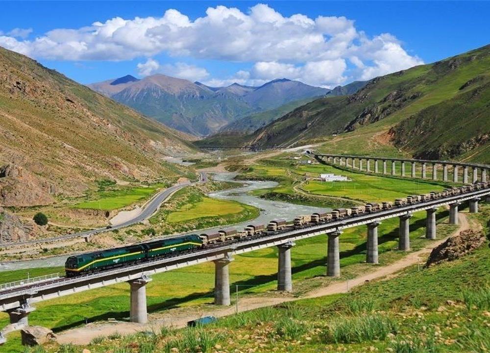 Eine spektakuläre Zugfahrt mit der Qinghai Tibet Bahn von Beijing bis nach Lhasa.