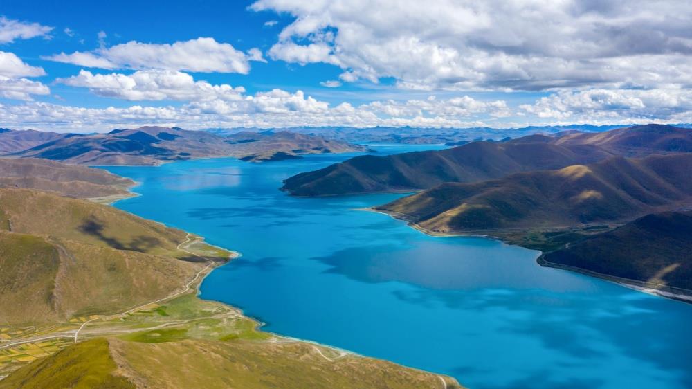 Der türkisblaue Yamdrok See (4.400 m), einer der heiligen Seen in Tibet.