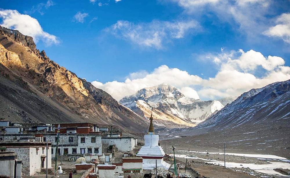 Das Rongbuk Kloster (5150m), das höchstgelegene Kloster weltweit und die Nordwand des Everest.