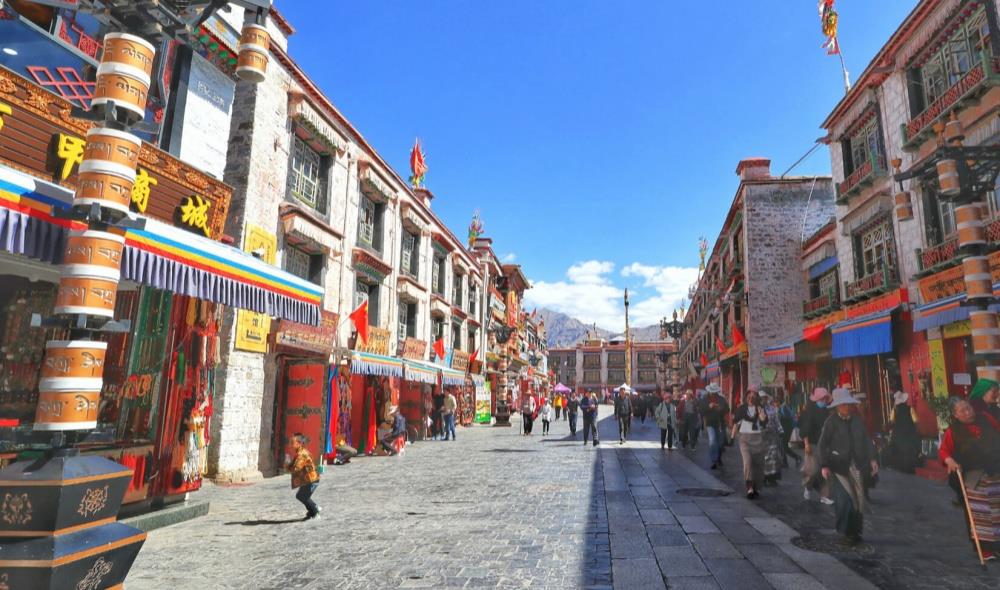 Die Barkhor Straße in der Lhasa Innenstadt